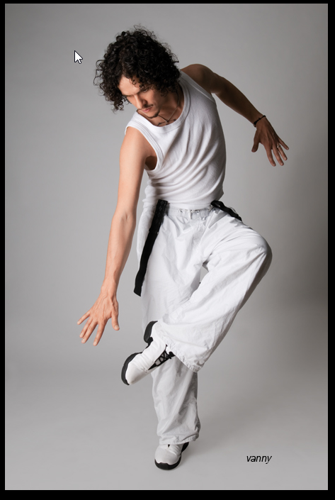 Nicolas Ortega in einer dynamischen Tanzbewegung
